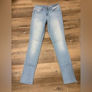 Wanna betta butt? Light wash stretch denim jeans